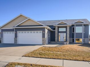 1904 Ridge Dr SE, Mandan, ND 58554