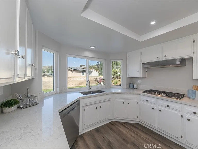 980 S Loyola Dr — Photo 1