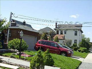 2nd image of 2923 Curtis St