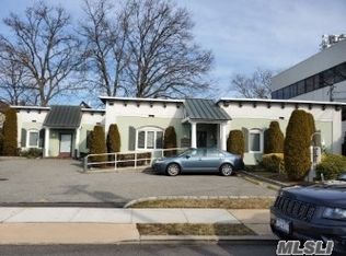 293 Castle Ave #H, Westbury, NY 11590