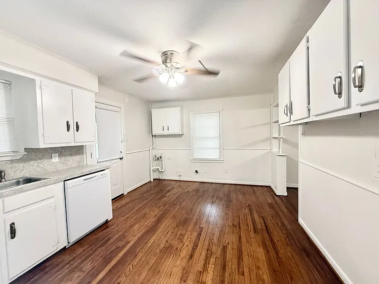 824 S Anderson St — Photo 9