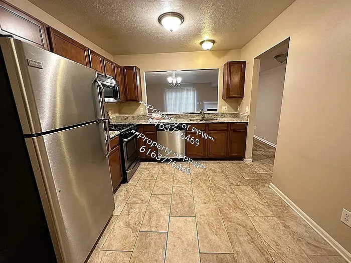 3 bed, 2.5 bath, 1660 sqft, $2,299 — Photo 3