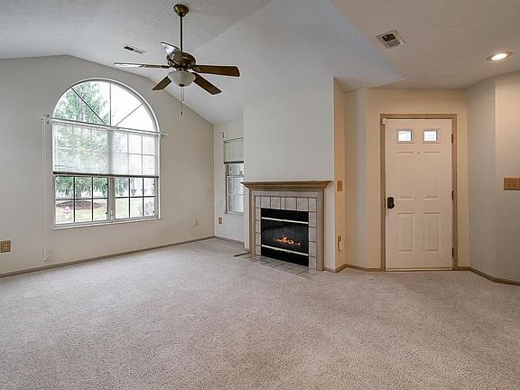 5th image of 244 Villa Oaks Ln