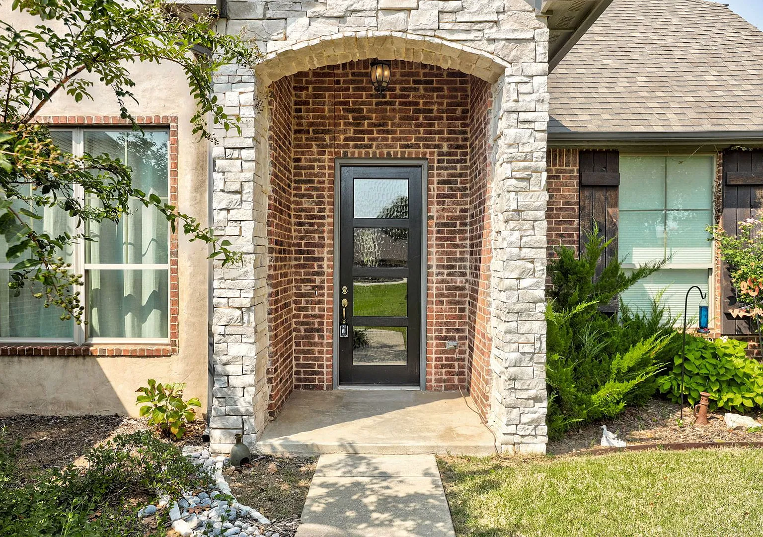 Spacious Country Retreat in Choctaw Modern Comfort on Expansive Acreage! — Photo 2