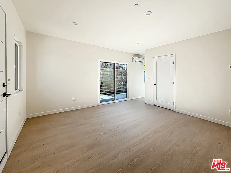 2619 Veteran Ave — Photo 6