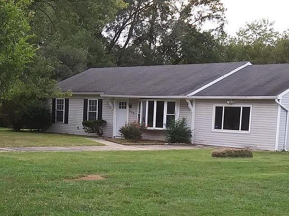 2nd image of 906 Carriage House Ln