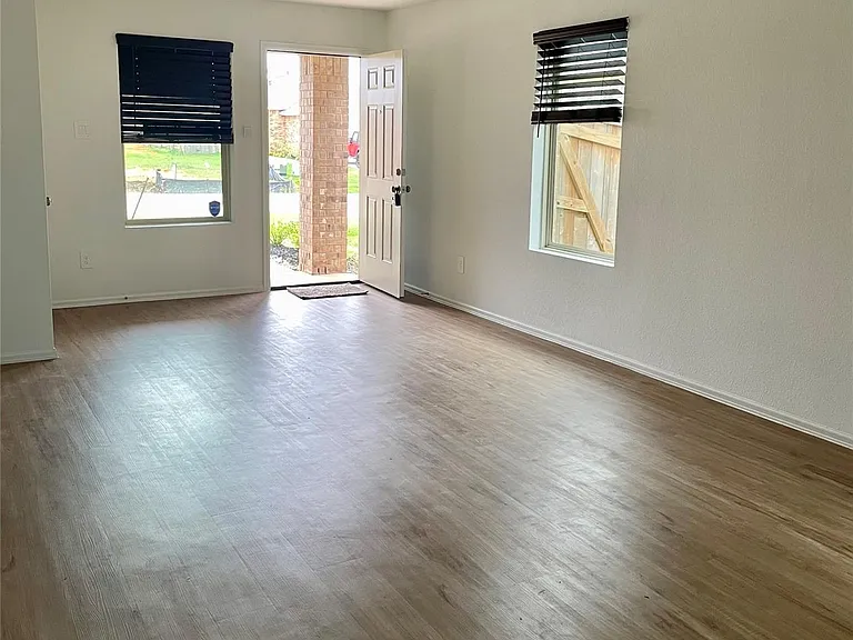 221 Crystal Bay Ln — Photo 4