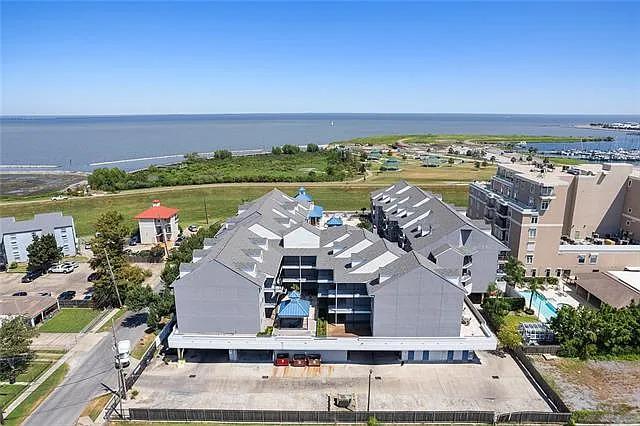 2 bed, 1.0 bath, 944 sqft, $2,700 — Photo 2