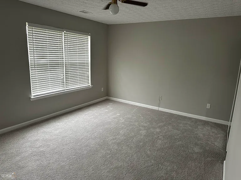1133 Hawthorn Ln — Photo 5