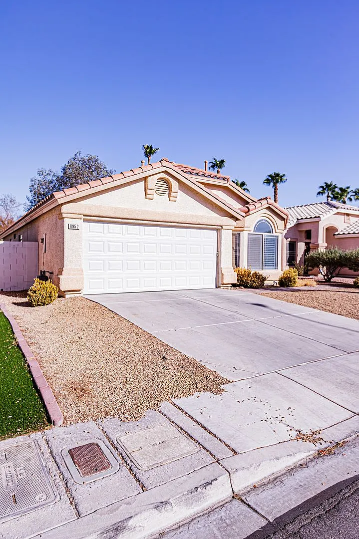 1 Story home located in Silverado Ranch — Photo 2