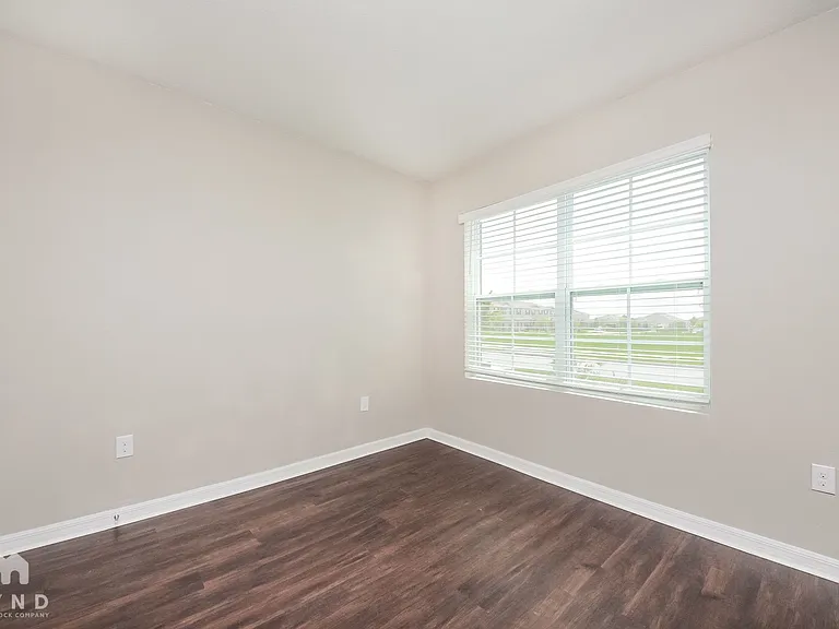 1461 Powell Ln — Photo 10