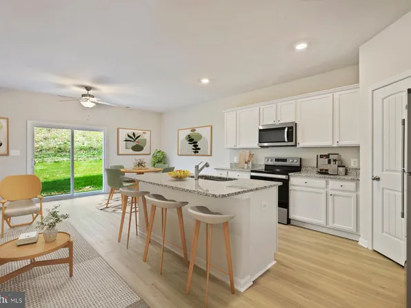 72 Paddington St, Falling Waters, WV 25419