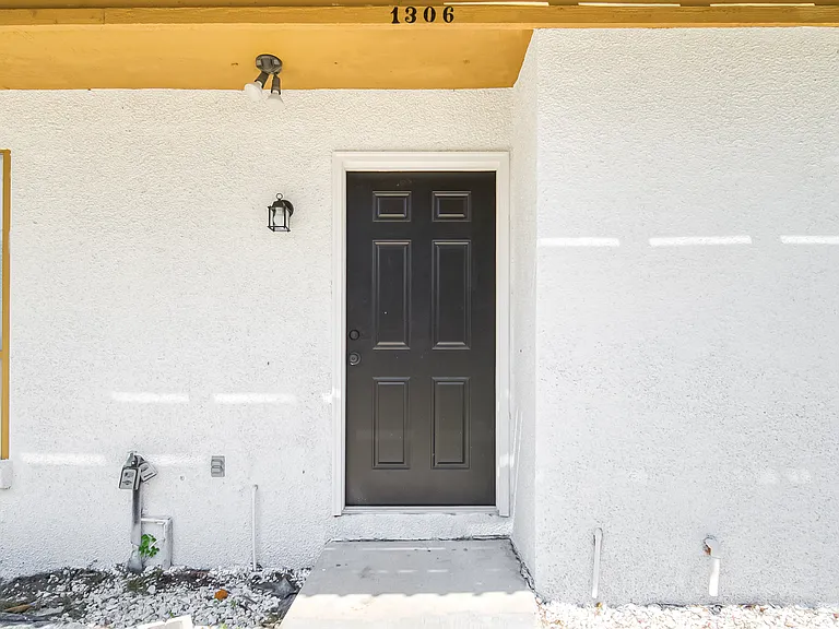 1304 E Magnolia Cir #1306 — Photo 3