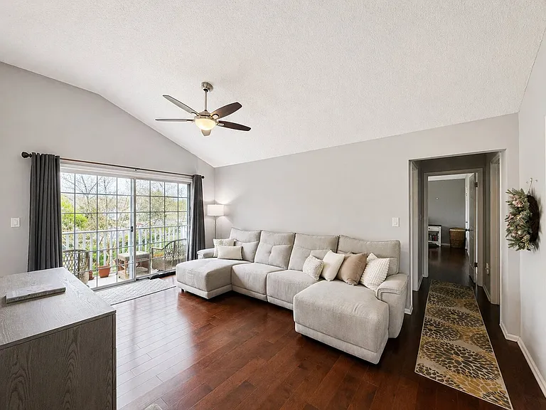 605 Magnolia Ln — Photo 3