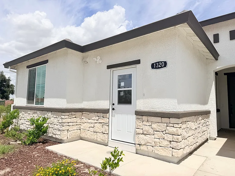 1322 Ascot Ln #B — Photo 3