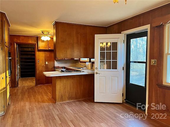 4th image of 118 Oakwood St