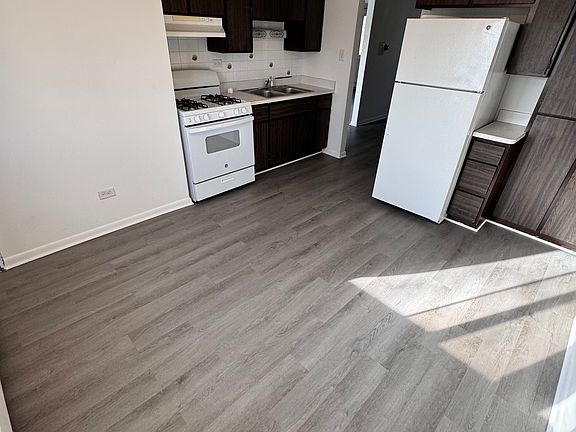3rd image of 500 Lincoln Ln APT 2W