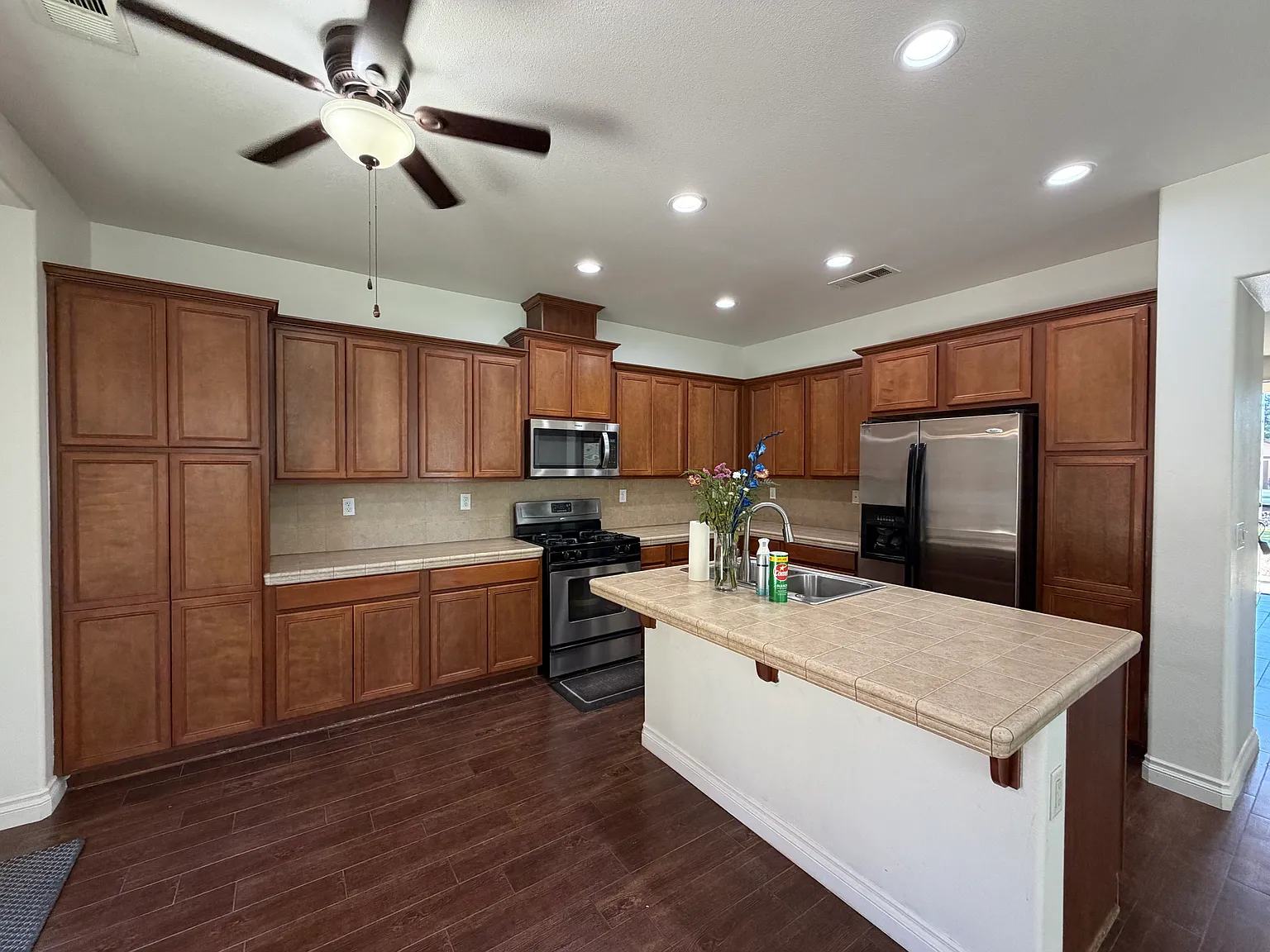 4 bed, 1750 sqft, $2,450 — Photo 4