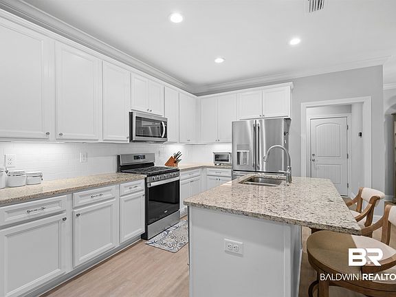4th image of 302 Holmes Ave #302