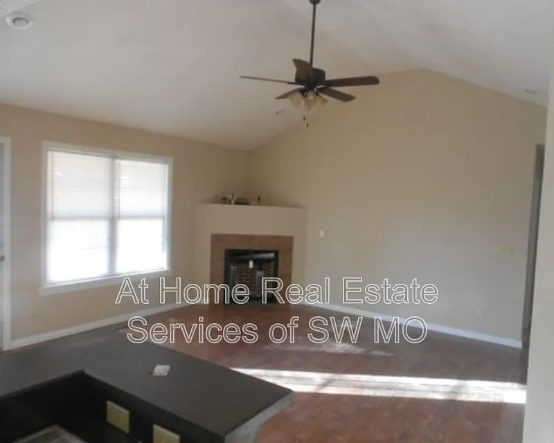 3 bed, 2.0 bath, 1467 sqft, $1,680 — Photo 4
