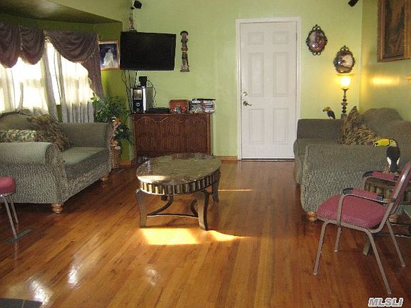 3rd image of 10 Winston Dr
