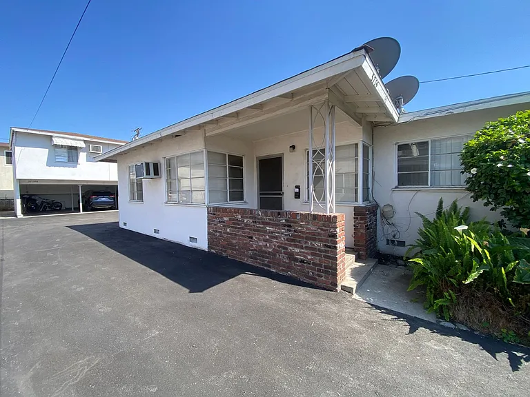 5712 N Charlotte Ave — Photo 1