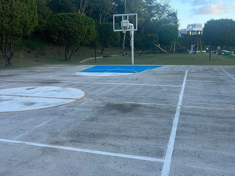 Aventura apartment complex basketball court and nearest playgroud
