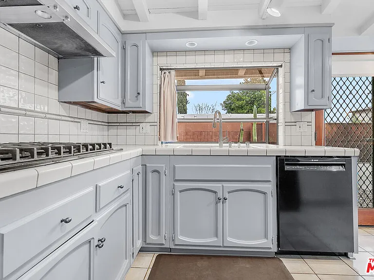 6742 Sunny Brae Ave — Photo 21