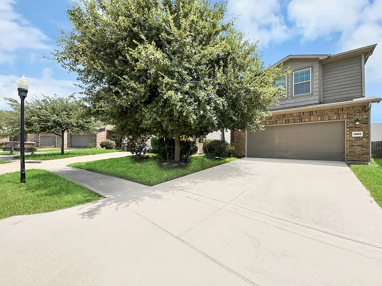 15802 Sunny Stone Dr — Photo 40