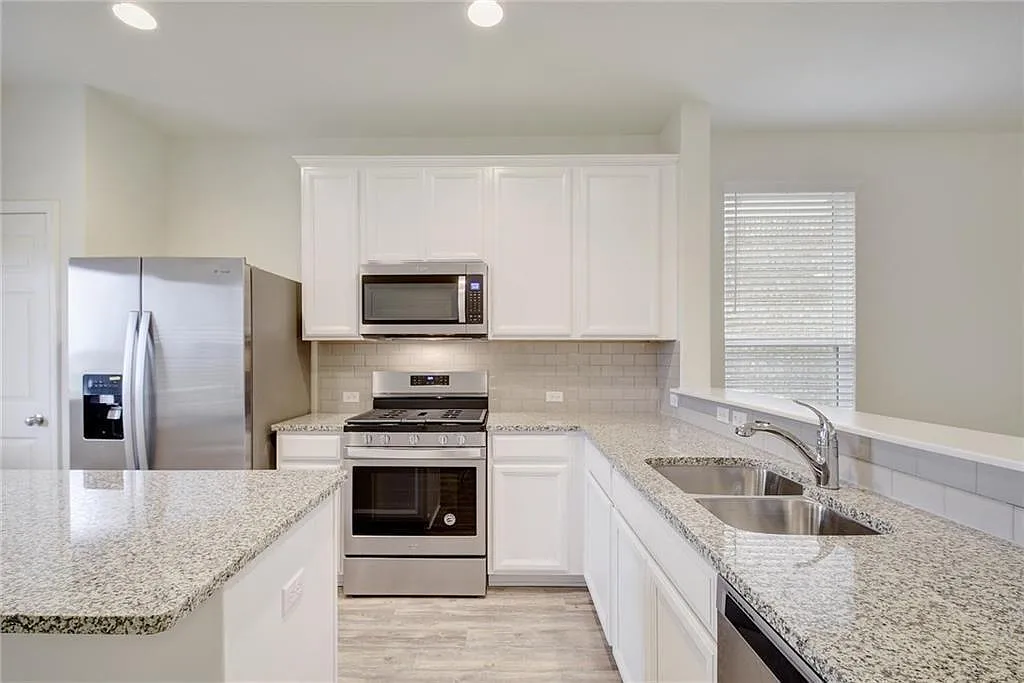 3 bed, 2.0 bath, 1207 sqft, $1,995 — Photo 4