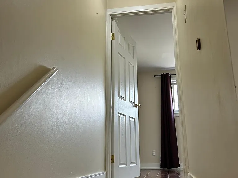 1666 Queen St E #2 — Photo 13