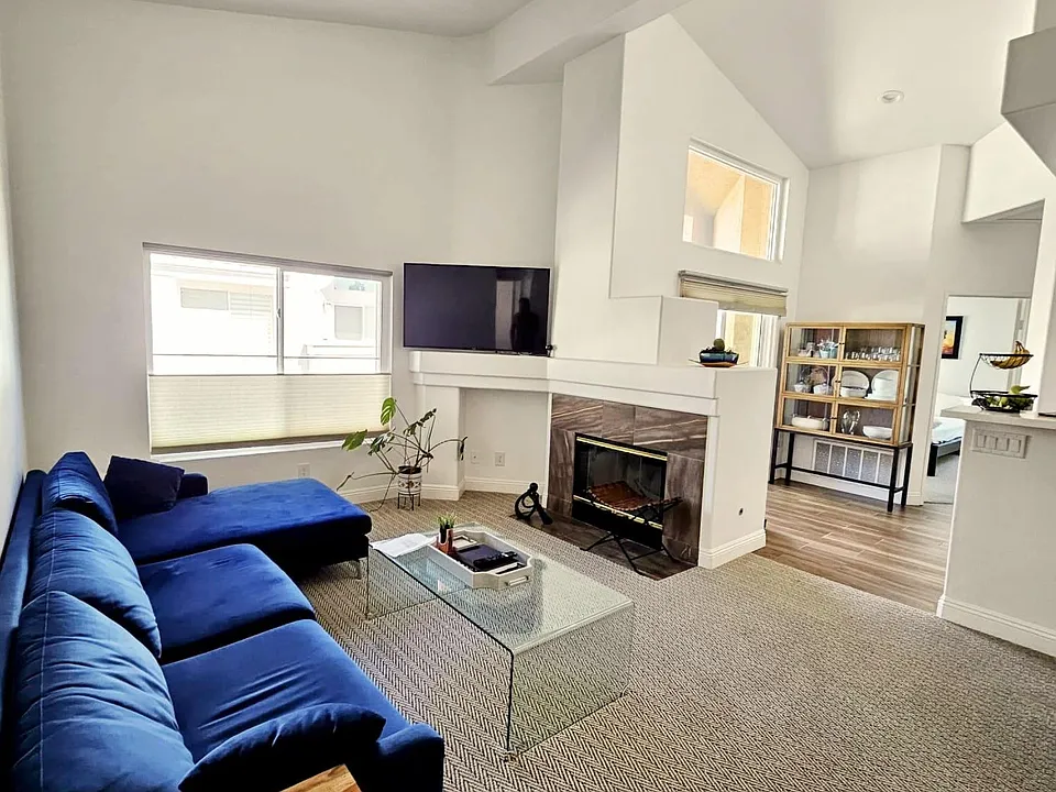 5572 Renaissance Ave #1