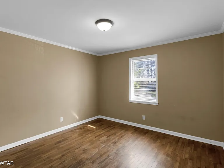 927 E College St — Photo 3