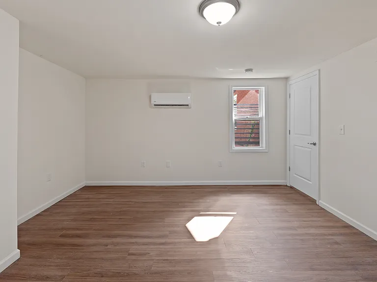 212 N Clinton Ave — Photo 11
