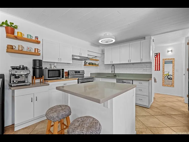 225 Kaiulani Ave #8XX — Photo 2