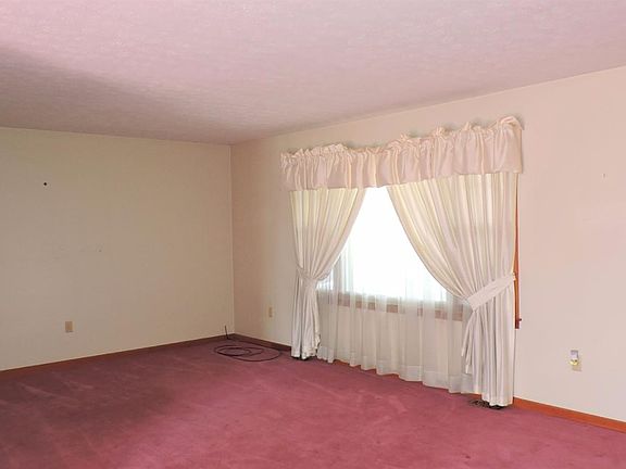 5th image of 128 Westside Dr