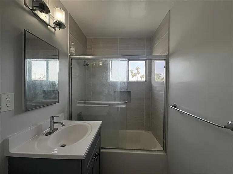 2727 Abbot Kinney Apartments, Venice CA — Photo 24