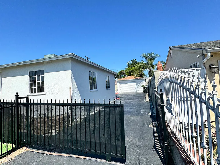 8834 Stansbury Ave — Photo 3