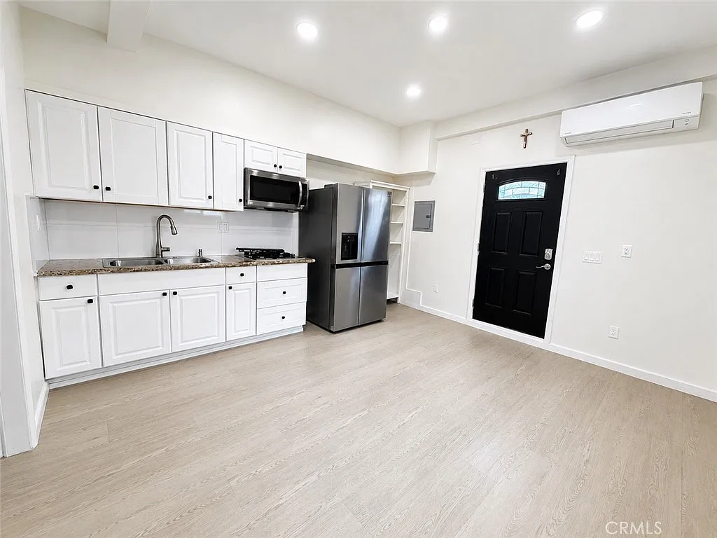 1 bed, 450 sqft, $1,745 — Photo 2