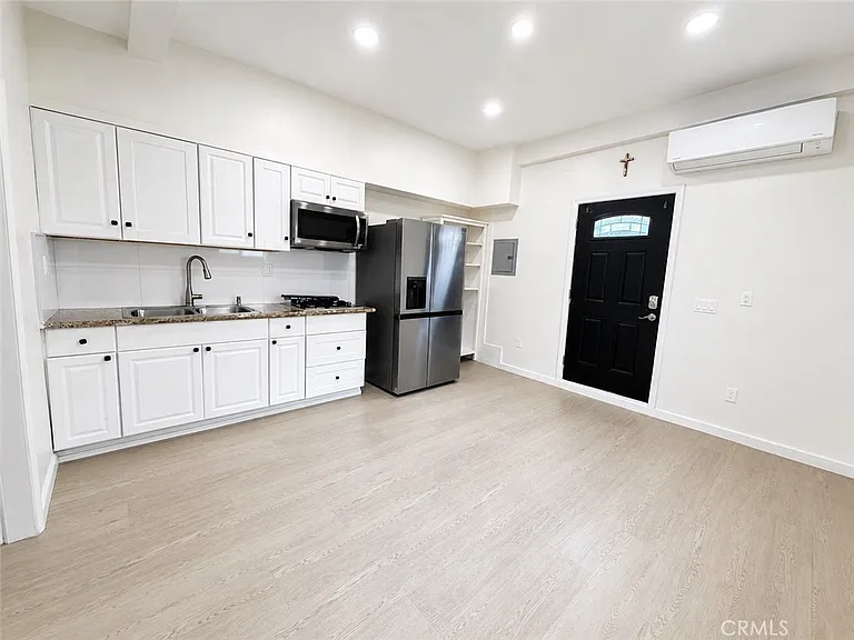 19520 Hart St — Photo 2