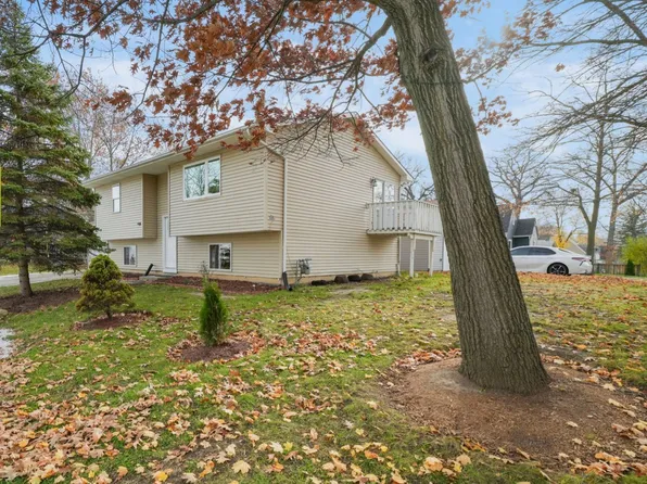 335 N Prospect Dr, Round Lake Park, IL 60073