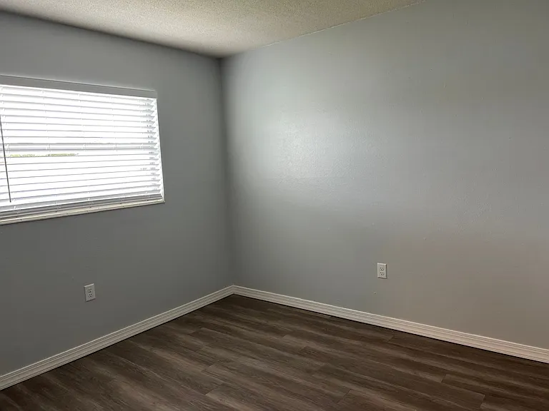 Manatee Bay Apartments — Photo 28