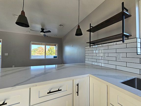 Open plan 36 inch wide island.