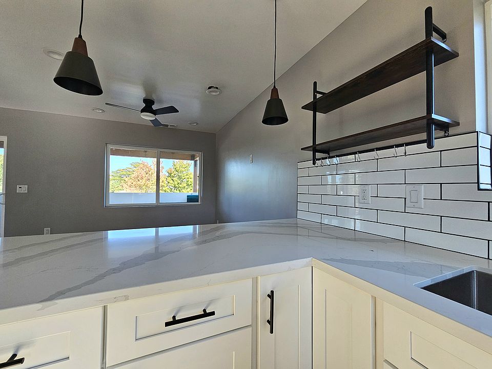 Open plan 36 inch wide island.