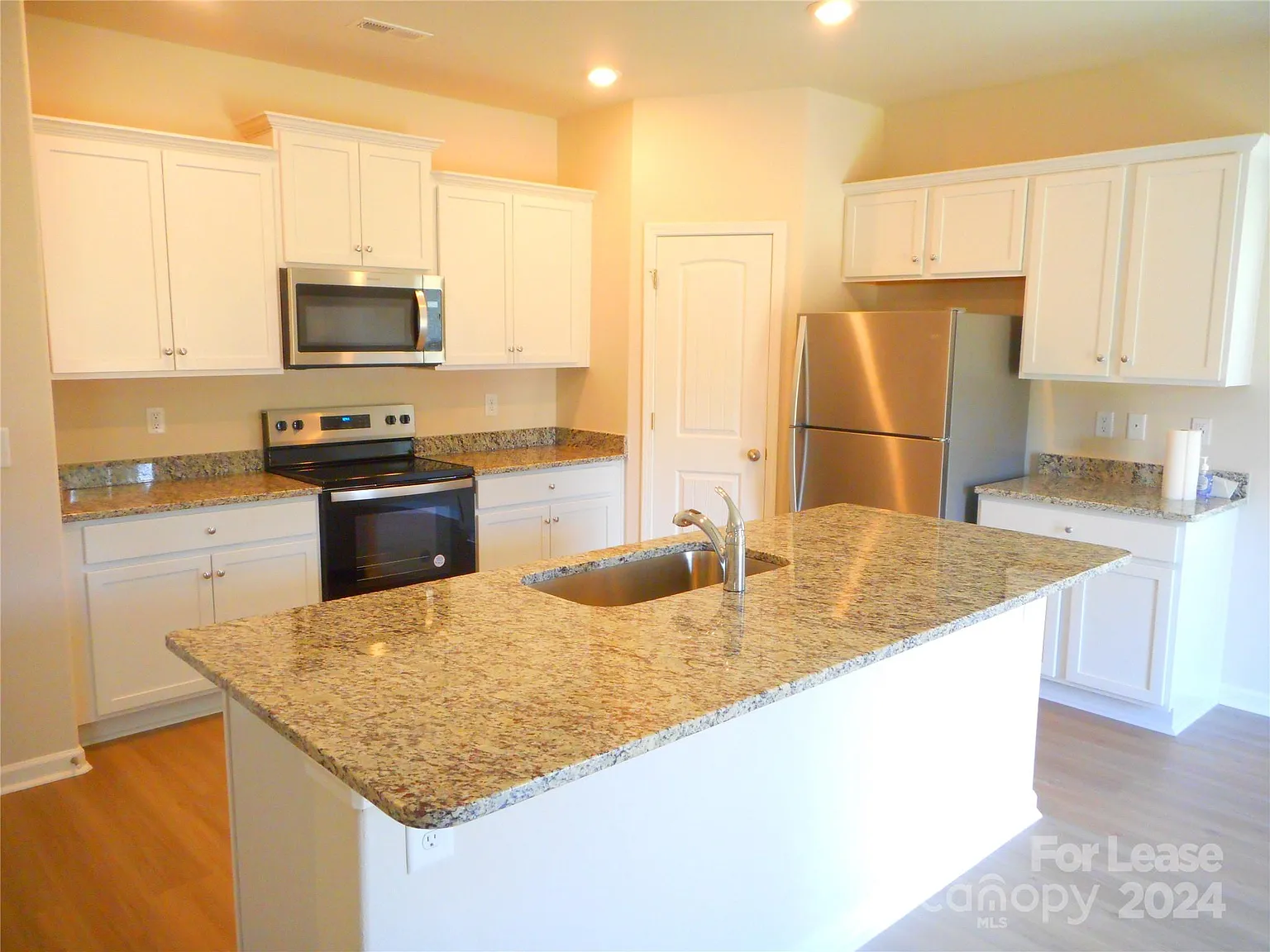 4 bed, 2.5 bath, 2060 sqft, $1,995 — Photo 3