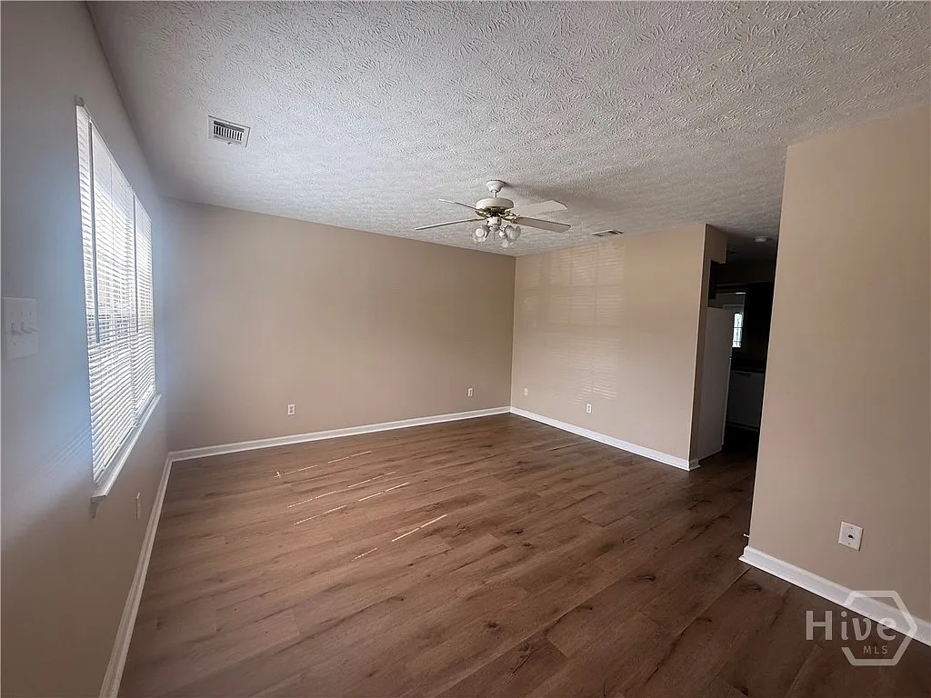 2 bed, 1.5 bath, 1000 sqft, $1,400 — Photo 2