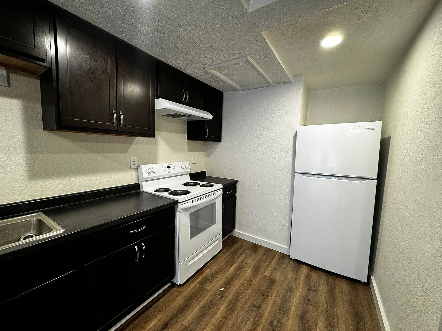 601 W Franklin Apt D — Photo 3