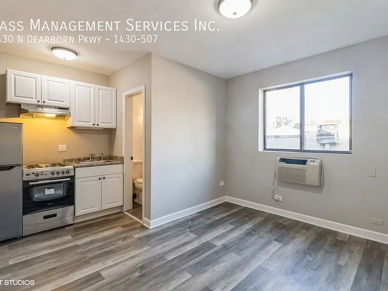 1430 N Dearborn Pkwy — Photo 73