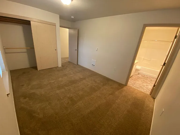 Sunrise Pointe Apartments — Photo 58