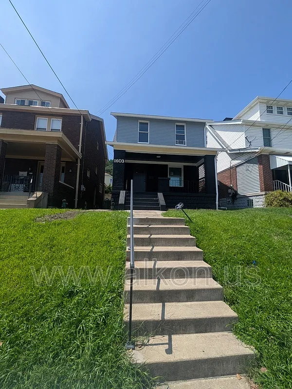 3 bed, 1.5 bath, 1319 sqft, $2,500 — Photo 2